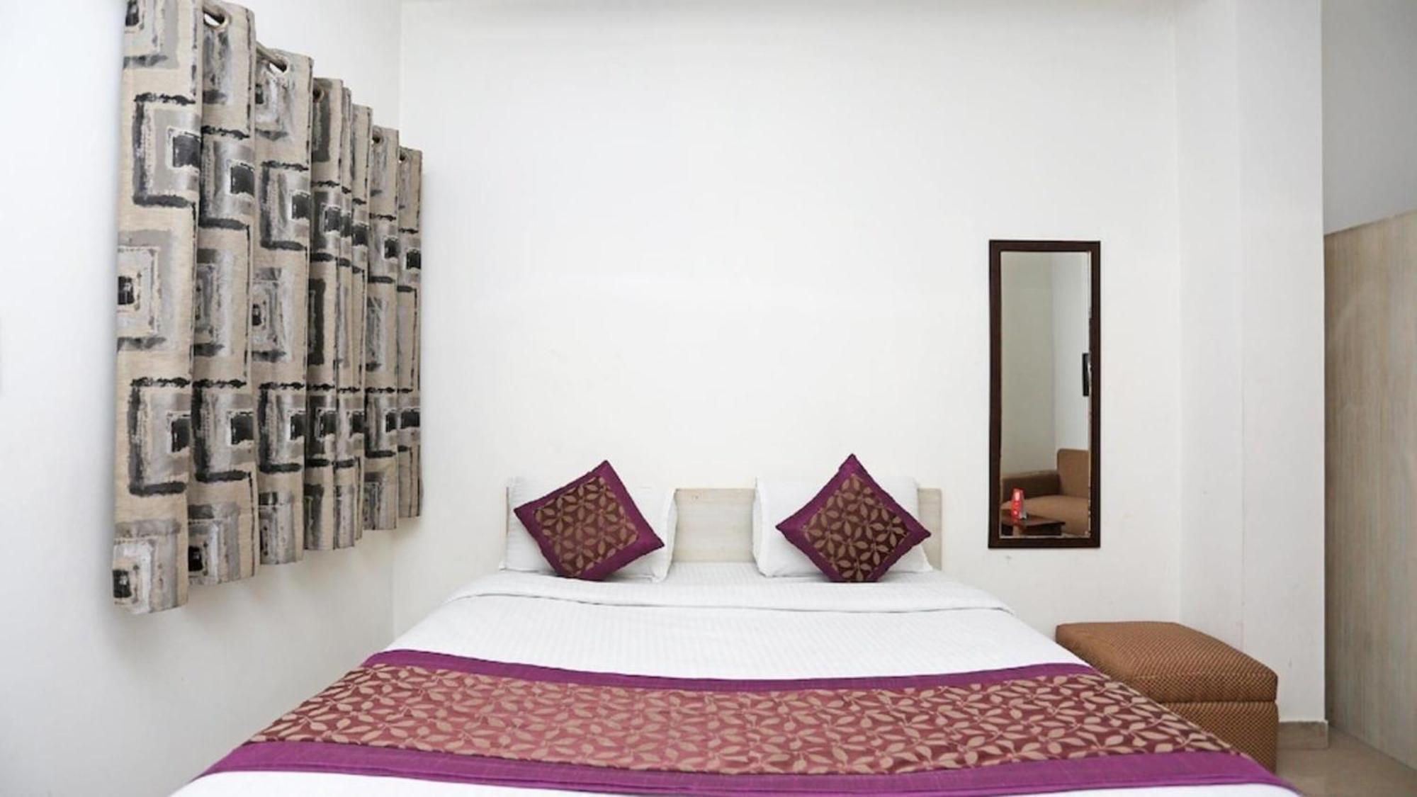 Deluxe Rooms In Jangpura Нью-Дели Экстерьер фото